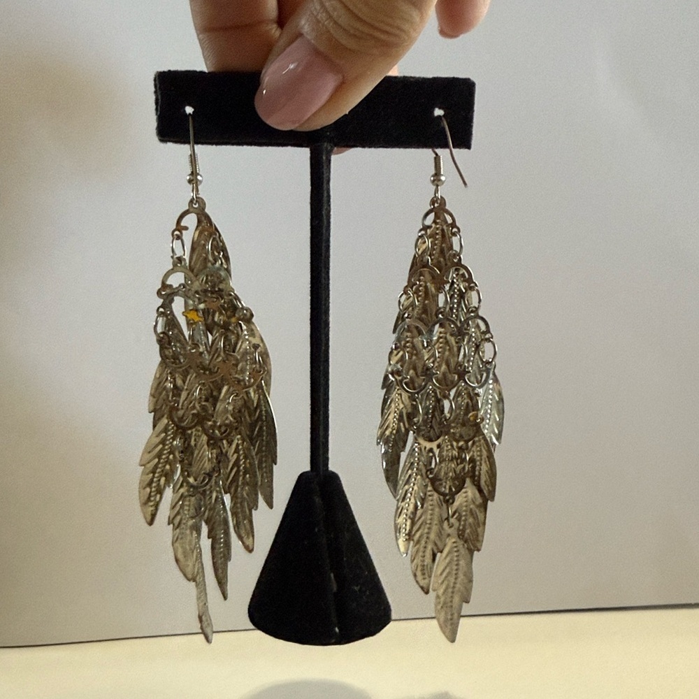 Silver Tone Lightweight Feather Western Boho Leaf Dangle Statement Earrings - Picture 4 of 6